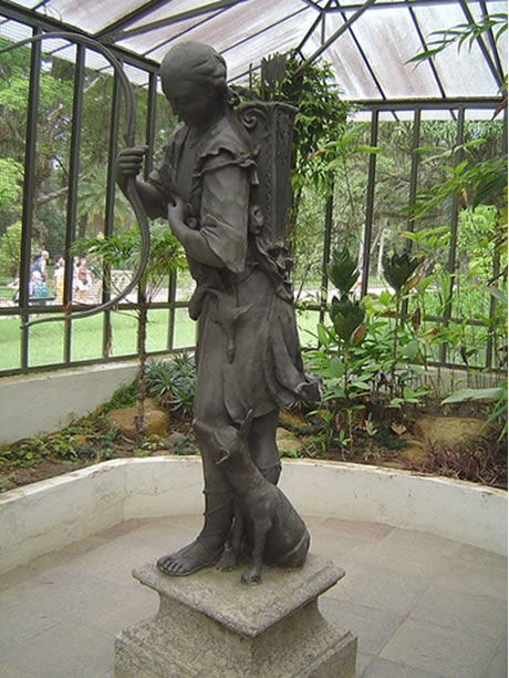 Mestre Valentim. Caçador Narciso, 1785. Bronze, 1,80 x 0,60 x 0,40 m. Pinacoteca do Estado de São Paulo. São Paulo, SP.